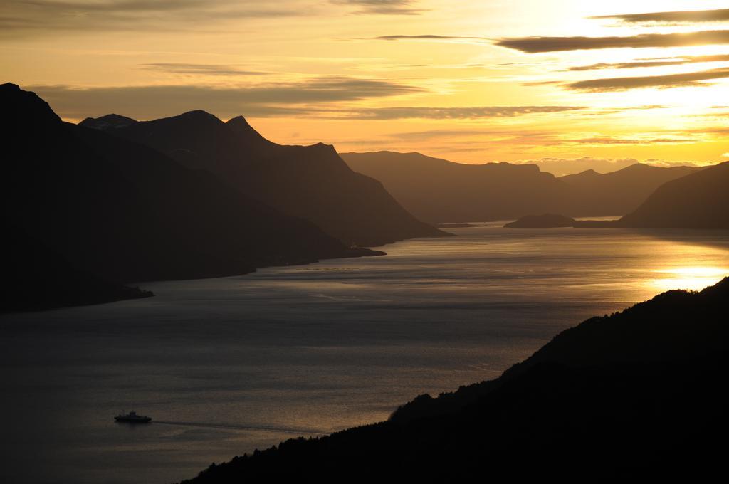 Storfjord Hotel Skodje Екстериор снимка
